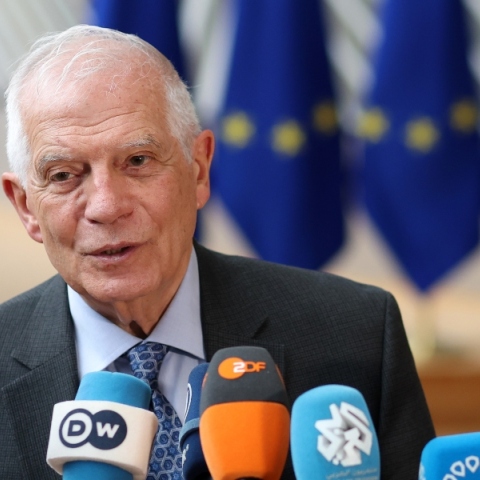 Ο ύπατος εκπρόσωπος της ΕΕ, Ζοζέπ Μπορέλ μιλάει σε 8 μικρόφωνα 