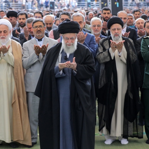 Ο ανώτατος ηγέτης του Ιράν, Αγιατολάχ Αλί Χαμενεΐ όρθιος μπροστά από πλήθος κόσμου να προσεύχεται
