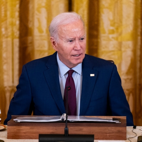 Ο πρόεδρος των ΗΠΑ, Τζο Μπάιντεν καθισμένος μπροστά σε μικρόφωνο