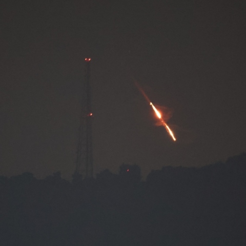 Drone ή πύραυλος ανατινάζεται -έκρηξη -λάμψεις-νύχτα