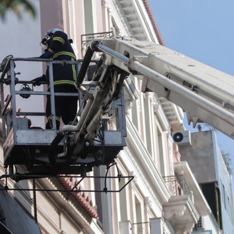 Ένας νεκρός σε φωτιά που ξέσπασε σε ξενοδοχείο στην οδό Λιοσίων