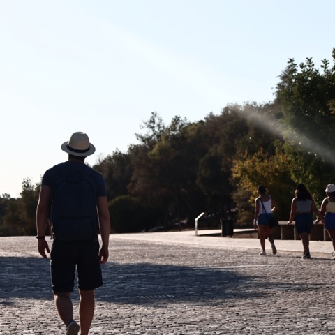 Ζέστη που θα θυμίζει καλοκαίρι τη Δευτέρα στη χώρα