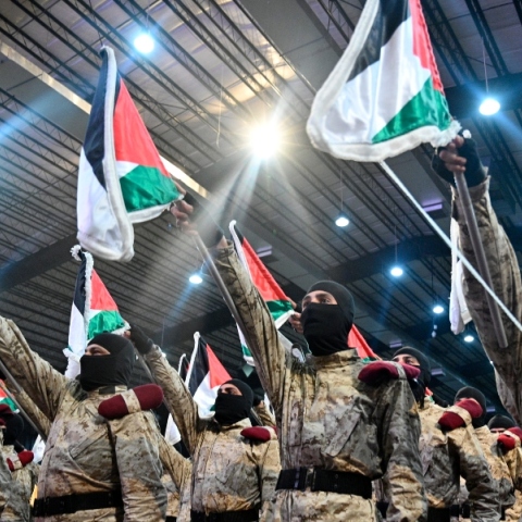 Μέλη της Χεζμπολάχ σε παράταξη, κρατούν παλαιστινιακές σημαίες κατά τη διάρκεια συγκέντρωσης για τον εορτασμό της Ημέρας Αλ Κουντς 