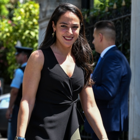 Η Δόμνα Μιχαηλίδου στην είσοδο της Βουλής περπατάει όρθια - μαύρο φόρεμα