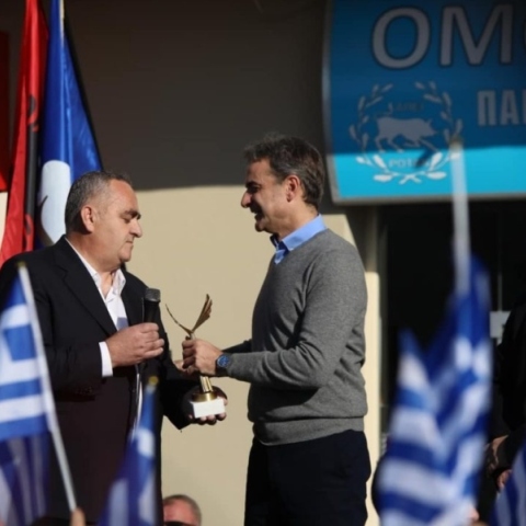  Ο Φρέντη Μπελέρης παραλαμβάνει βραβεοί από τον Κυριάκο Μητσοτάκη