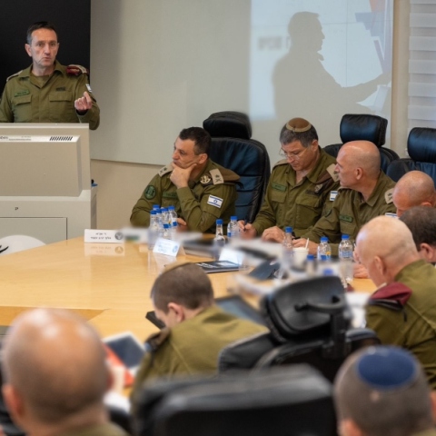 Συνέδριο με 10 ισραηλινούς στρατιωτικούς στα καφέ, καθισμένοι, ακούν ομιλητή