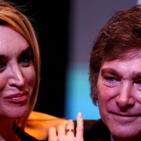  O Χαβιέρ Μιλέι με τη σύντροφό του Φατίμα Φλόρες αγκαλιασμένοι