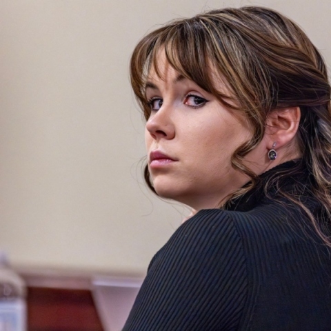 Η Χάνα Γκουτιέρες Ριντ κάθεται στο διακστήριο