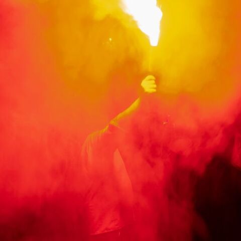 Ιρανοί πανηγυρίζουν μετά την επίθεση κατά του Ισραήλ