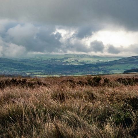 Χωράφι, λόφοι και σύννεφα