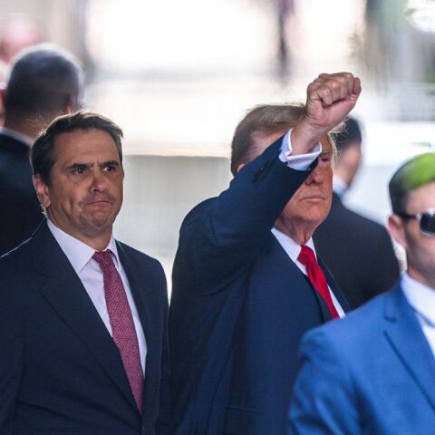 Ο Τραμπ έφτασε στο δικαστήριο του Μανχάταν για την ιστορική ποινική δίκη του