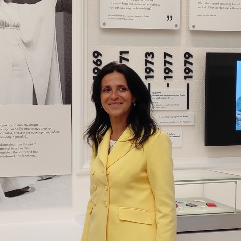 Η Χρυσούλα Ζαχαροπούλου φωτογραφίζεται μπροστά από τεκμήρια στο Μουσείο «Μαρία Κάλλας»