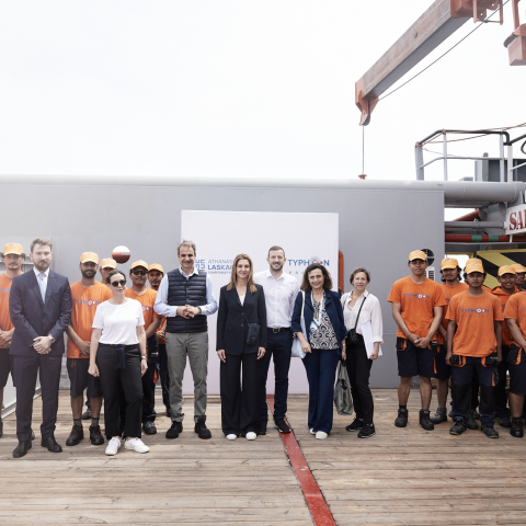 Mητσοτάκης: Επίσκεψη στο πλοίο «Typhoon»