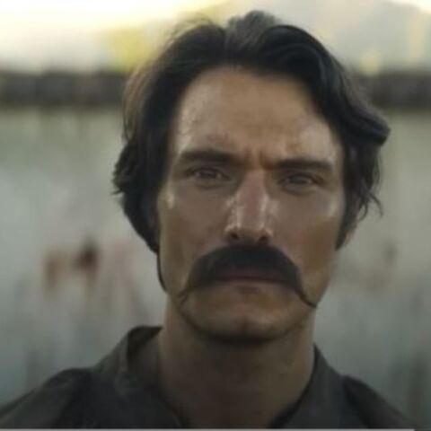 Ο Αουρελιάνο Μπουενδία κοιτάζει απαθής το εκτελεστικό απόσπασμα, στην πρώτη σκηνή της σειράς