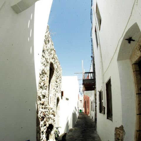 Στενάκια στη Νίσυρο, όπου επικρατεί αναστάτωση λόγω των γεγονότων