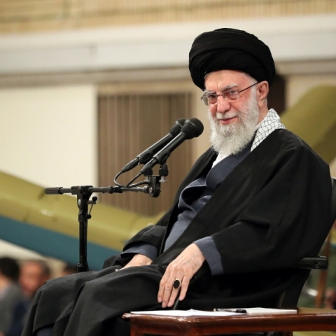 Ο ανώτατος ηγέτης του Ιράν Αλί Χαμενεΐ καθισμένος μπροστά σε 2 μικρόφωνα