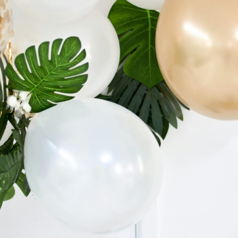 3 άσπρα μπαλόνι και ένα χρυσαφί μαζί με πράσινα φύλλα
