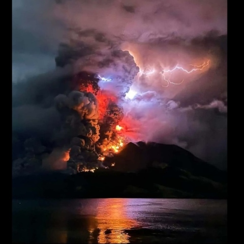 Έκρηξη ηφαιστείου με λάβα, καπνούς και στάχτη