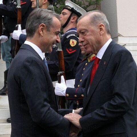 Στιγμιότυπο από τη συνάντηση Μητσοτάκη - Ερντογάν στην Αθήνα. Η άφιξη Ερντογάν στο Μαξίμου