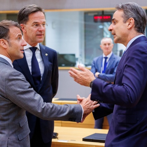 Ο πρωθυπουργός Κυριάκος Μητσοτάκης στη Σύνοδο Κορυφής στις Βρυξέλλες με τον Μακρόν και τον Ρόυτε