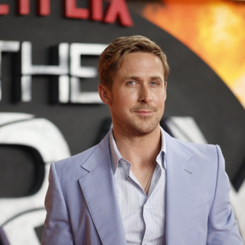 Ο Ράιαν Γκόσλινγκ κοιτάζει την κάμερα σε κοντινό πλάνο