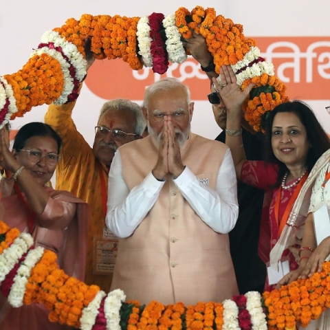 Ο Ινδός πρωθυπουργός Ναρέντρα Μόντι χαιρετάει με τα χέρια ενωμένα ανάμεσα σε μέλη το κόμματος