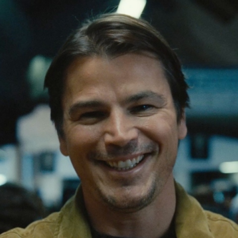 Ο Josh Hartnett σε κοντινό πλάνο χαμογελαστός