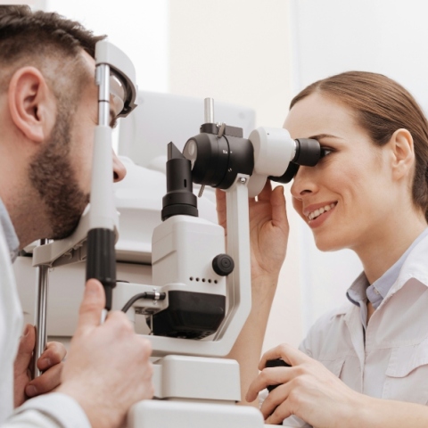 Οφθαλμίατρος εξετάζει ασθενή