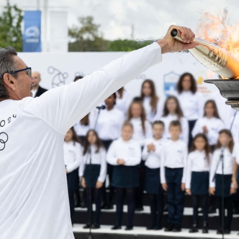 Ο Νικόλας Κακλαμανάκης ανάβει τον βωμό της Ολυμπιακής Φλόγας