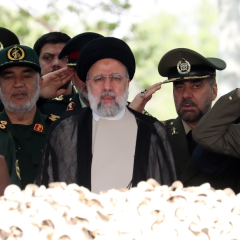 Ο Ιρανός Πρόεδρος Ebrahim Raisi ανάμεσα από Ιρανούς στρατηγούς 