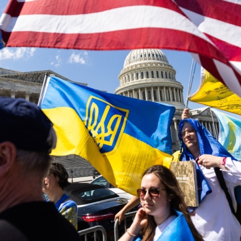 Υποστηρικτές της Ουκρανίας κυματίζουν τις σημαίες των ΗΠΑ και της Ουκρανίας έξω από το Καπιτώλιο των ΗΠΑ 
