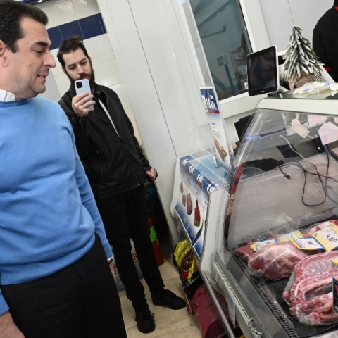 Επίσκεψη του υπουργού Ανάπτυξης Κώστα Σκρέκα σε κατάστημα αλυσίδας σουπερ μάρκετ