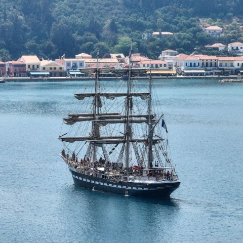 To Γαλλικό ιστιοφόρο «Belem» πλέει στη θάλασσα έξω από λιμάνι