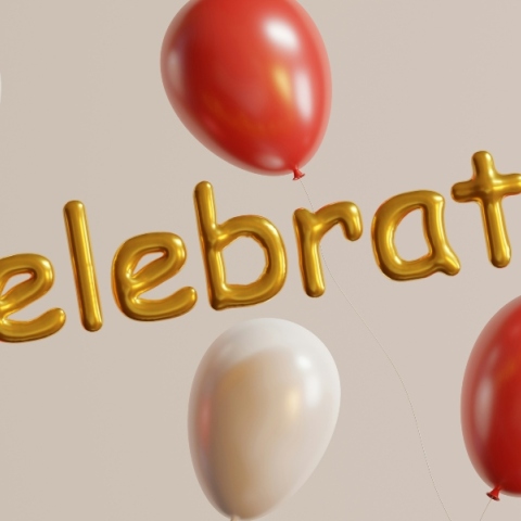 3 κόκκινα και 3 άσπρα μπαλόνια, μαζί με μπαλόνι που γράφει τη λέξη celebrate σε χρυσαφί χρώμα