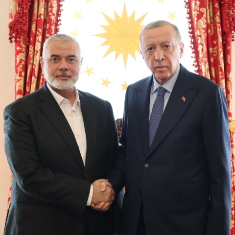 Ο ηγέτης της Χαμάς Ισμαήλ Χανίγε κάνει χειραψία με τον Ερντογάν