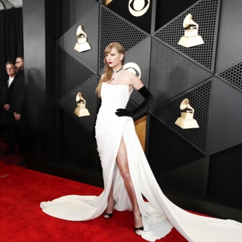 Η Τέιλορ Σουίφτ με άσπρο φόρεμα στο κόκκινο χαλί