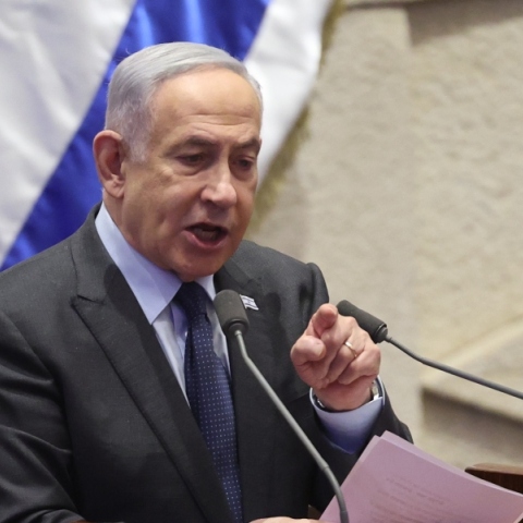 Ο Ισραηλινός πρωθυπουργός Μπενιαμίν Νετανιάχου μιλάει στο βήμα κρατώντας χαρτιά