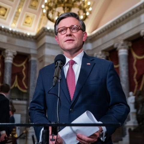 O αμερικανός πρόεδρος της βουλής Μάικ Τζόνσον μιλάει σε μικρόφωνα