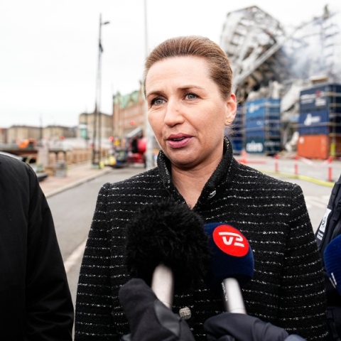 Η πρωθυπουργός της Δανίας μιλάει σε μικρόφωνο 