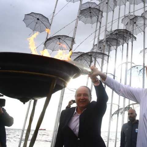 Η Ολυμπιονίκης, Τασούλα Κελεσίδου μαζί με τον δήμαρχο Θεσσαλονίκης, Στέλιο Αγγελούδη, ανάβουν τον βωμό κρατώντας την ολυμπιακή φλόγα