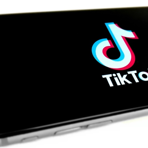Κινητο τηλέφωνο με το σήμα του TikTok