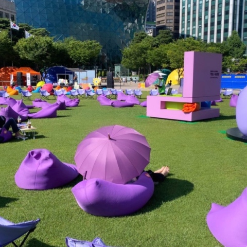 Μωβ καθίσματα σε γκαζόν