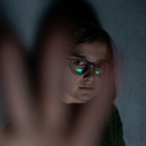 Νεαρή με γυαλιά απλώνει το χέρι της στην κάμερα