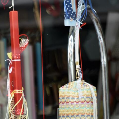 Λαμπάδες κρεμασμένες στη βιτρίνα καταστήματος