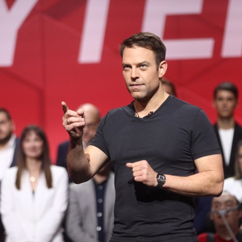 Ο πρόεδρος του ΣΥΡΙΖΑ, Στέφανος Κασσελάκης στην παρουσίαση των υποψηφίων για τις προκριματικές εκλογές ενόψει Ευρωεκλογών 