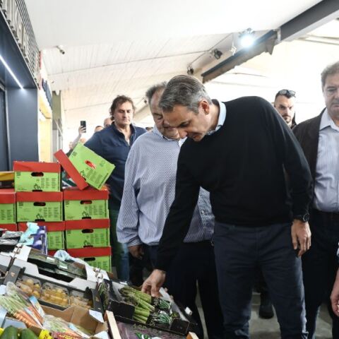 Ο πρωθυπουργός Κυριάκος Μητσοτάκης στη Λαχαναγορά του Ρέντη 