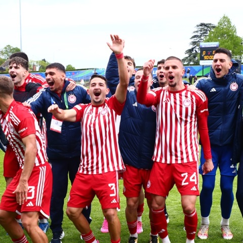 Οι νέοι του Ολυμπιακού πανηγυρίζουν τη πρόκριση στον τελικό του Youth League