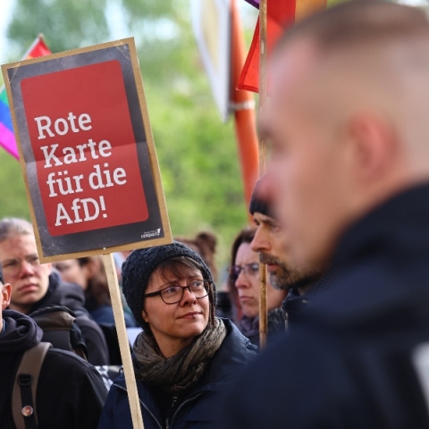 Γερμανοί διαδηλώνουν κατά του κόμματος AFD μπροστά από αστυνομικούς