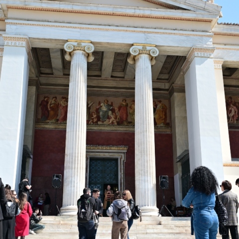 Φοιτητές μπροστά από είσοδο πανεπιστημίου