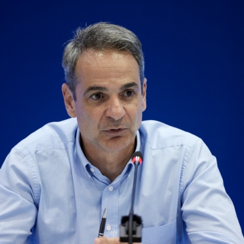 Ο Κυριάκος Μητσοτάκης μιλάει στο μικρόφωνο